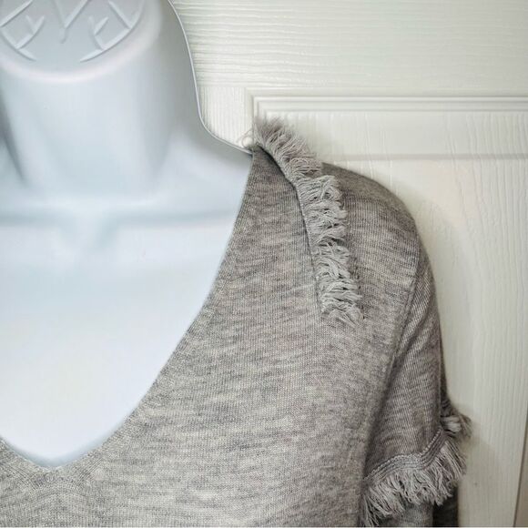 One Grey Day Long Sleeve VNeck Fringe Trim Wool Blend Sweater Lightweight Gray M - Picture 3 of 11
